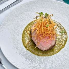 Najlepszy rejs z kolacją w Dubaju: menu szefa kuchni z gwiazdką Michelin i show na żywo