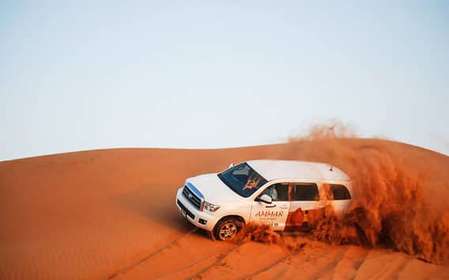 Dubaj: safari po czerwonych wydmach, przejażdżka na wielbłądach, sandboarding i kolacja