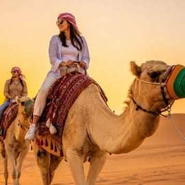 Dubaj: Pustynne safari VIP, quady, jazda na wielbłądzie, grill i show