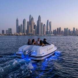 Dubaj: Rejs własnoręcznie kierowaną łodzią po Zatoce Dubajskiej – 5 osób