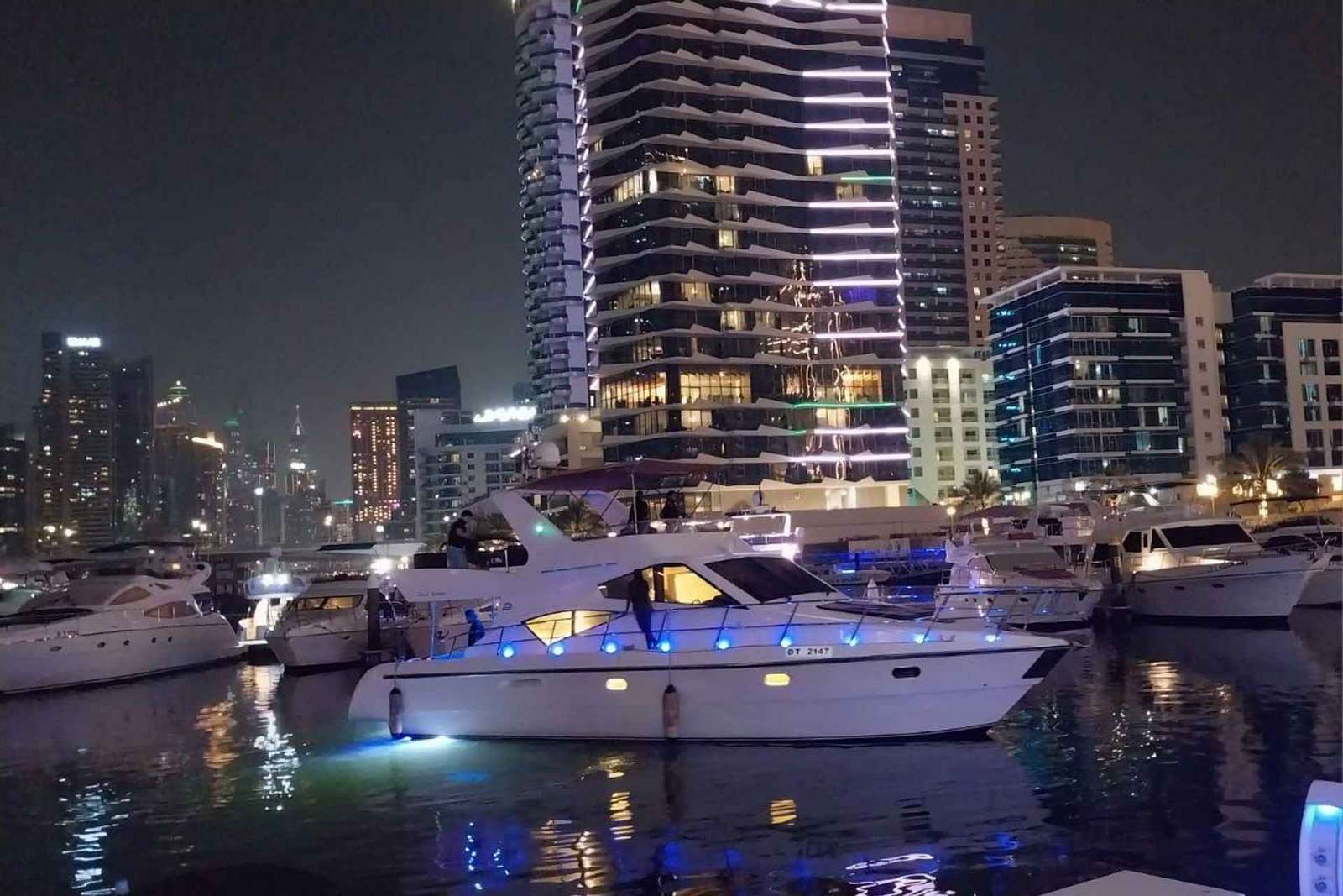 Luksusowa wycieczka jachtem po Dubai Marina: AinDubai, JBR i port (1 godzina)