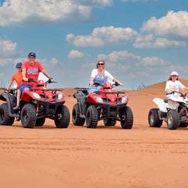 Dubaj: Poranny pustynny quad, buggy lub przejażdżka samochodem 4x4 na czerwonych wydmach