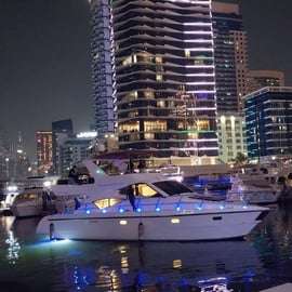 Luksusowa wycieczka jachtem po Dubai Marina: AinDubai, JBR i port (1 godzina)