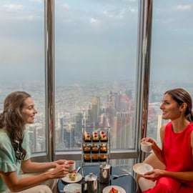 Dubaj: Bilet wstępu do Burj Khalifa "The Lounge" z lekkim posiłkiem