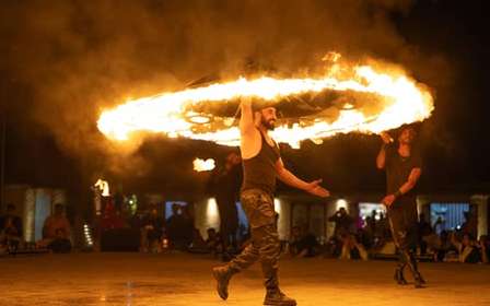 Dubaj: Wieczorne safari premium z grillem i show na żywo