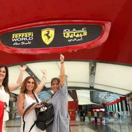 Z Dubaju: Meczet Szejka Wielkiego Zayeda i wejście do Ferrari World
