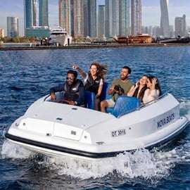 Dubaj: Rejs własnoręcznie kierowaną łodzią po Zatoce Dubajskiej – 5 osób