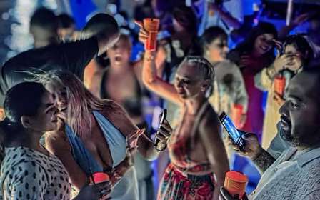 Dubaj: Marina Yacht Party z grillem, nielimitowanymi napojami i DJ-em
