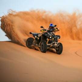 Dubaj: safari po czerwonych wydmach, przejażdżka na wielbłądach, sandboarding i kolacja