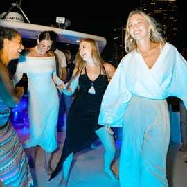 Dubaj: Marina Yacht Party z grillem, nielimitowanymi napojami i DJ-em