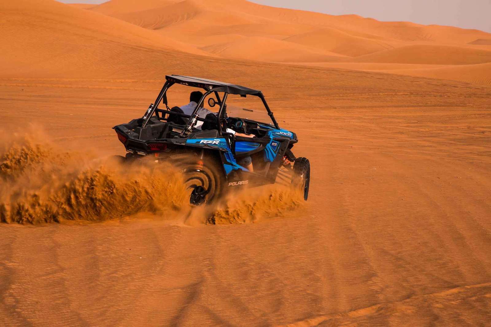 Dubaj: Safari po pustyni z czerwonymi wydmami, quadami, wielbłądami i grillem