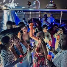 Dubaj: Marina Yacht Party z grillem, nielimitowanymi napojami i DJ-em