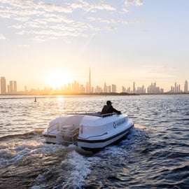 Dubaj: Rejs własnoręcznie kierowaną łodzią po Zatoce Dubajskiej – 5 osób