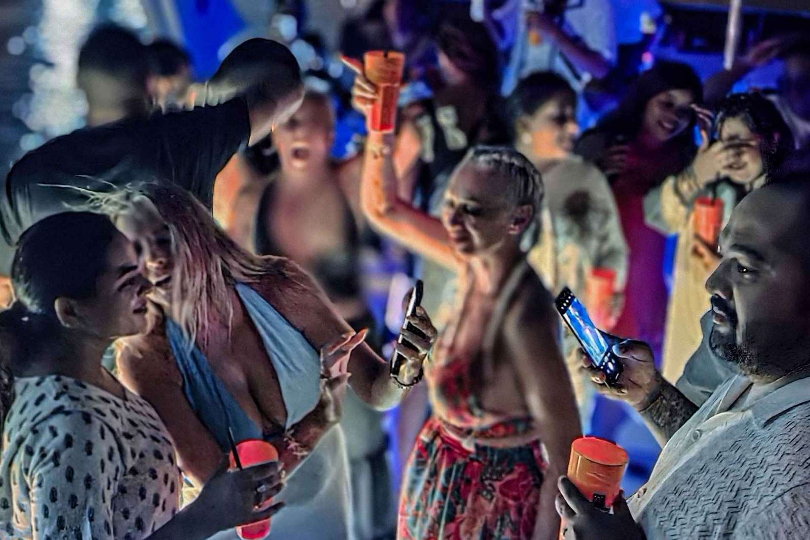 Dubaj: Marina Yacht Party z grillem, nielimitowanymi napojami i DJ-em