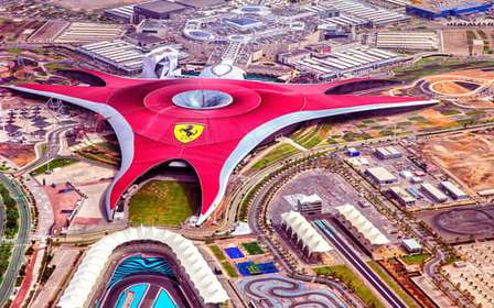Z Dubaju: Meczet Szejka Wielkiego Zayeda i wejście do Ferrari World
