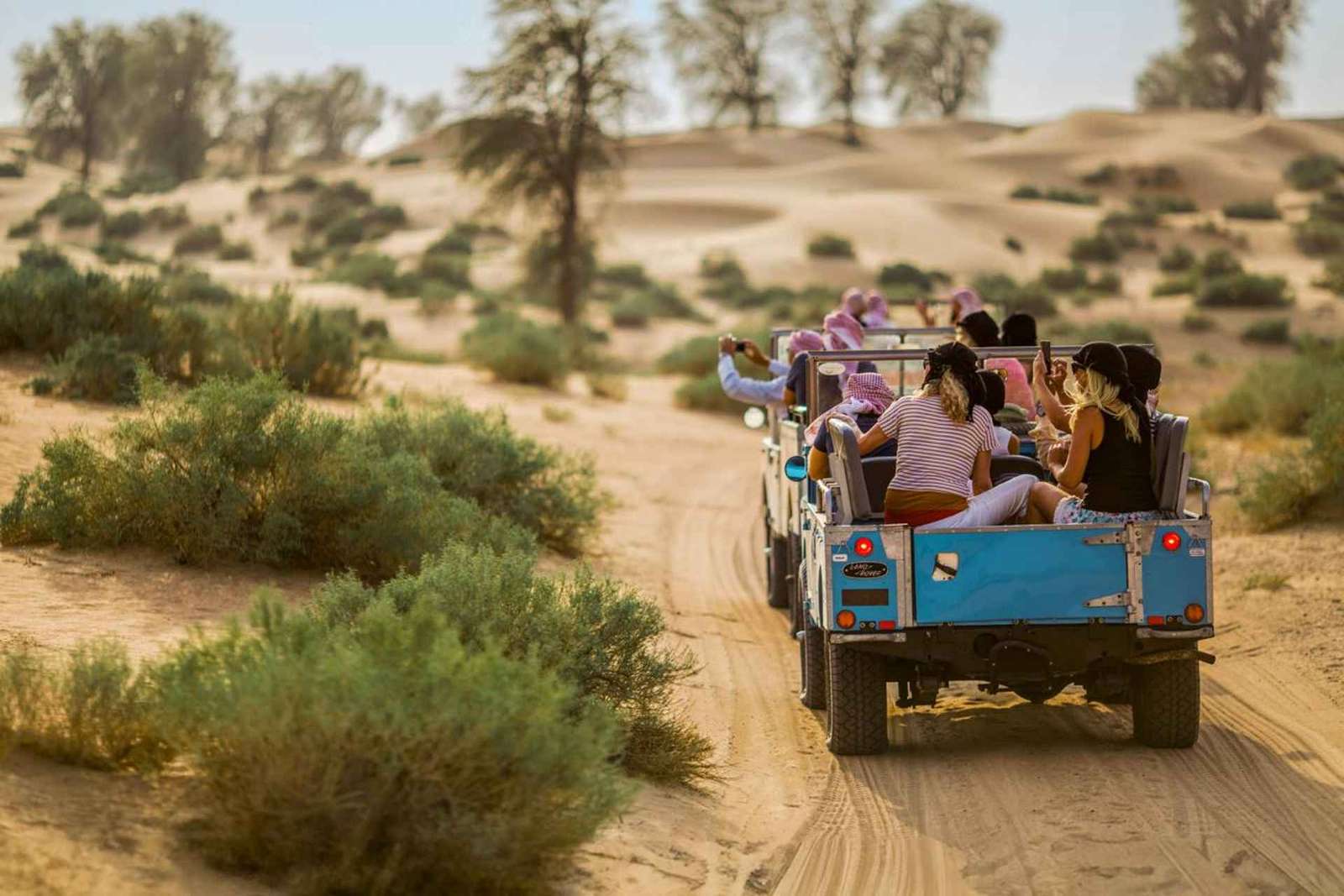 Dubaj: Safari w zabytkowym Land Roverze z kolacją