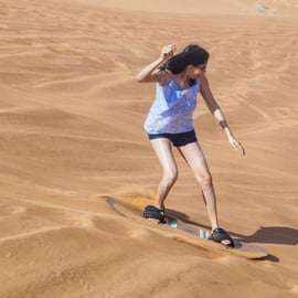 Dubaj: Pustynne safari, quady, przejażdżka na wielbłądzie i sandboarding