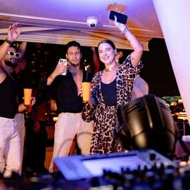 Dubaj: Marina Yacht Party z grillem, nielimitowanymi napojami i DJ-em