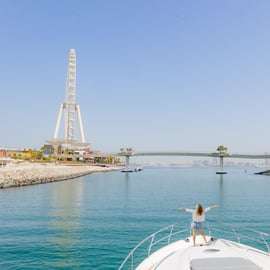 Dubai: Private VIP Luxury Yacht Tour with BBQ & Drinks