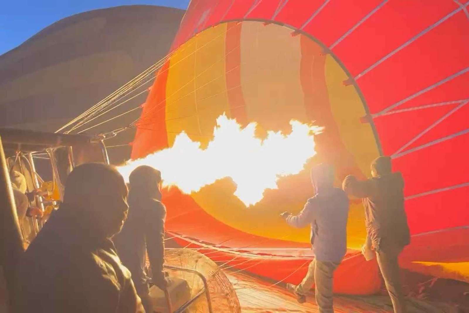 Dubaj: Balon na ogrzane powietrze z opcjami przejażdżki na wielbłądzie, quadem i konno