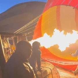 Dubaj: Balon na ogrzane powietrze z opcjami przejażdżki na wielbłądzie, quadem i konno