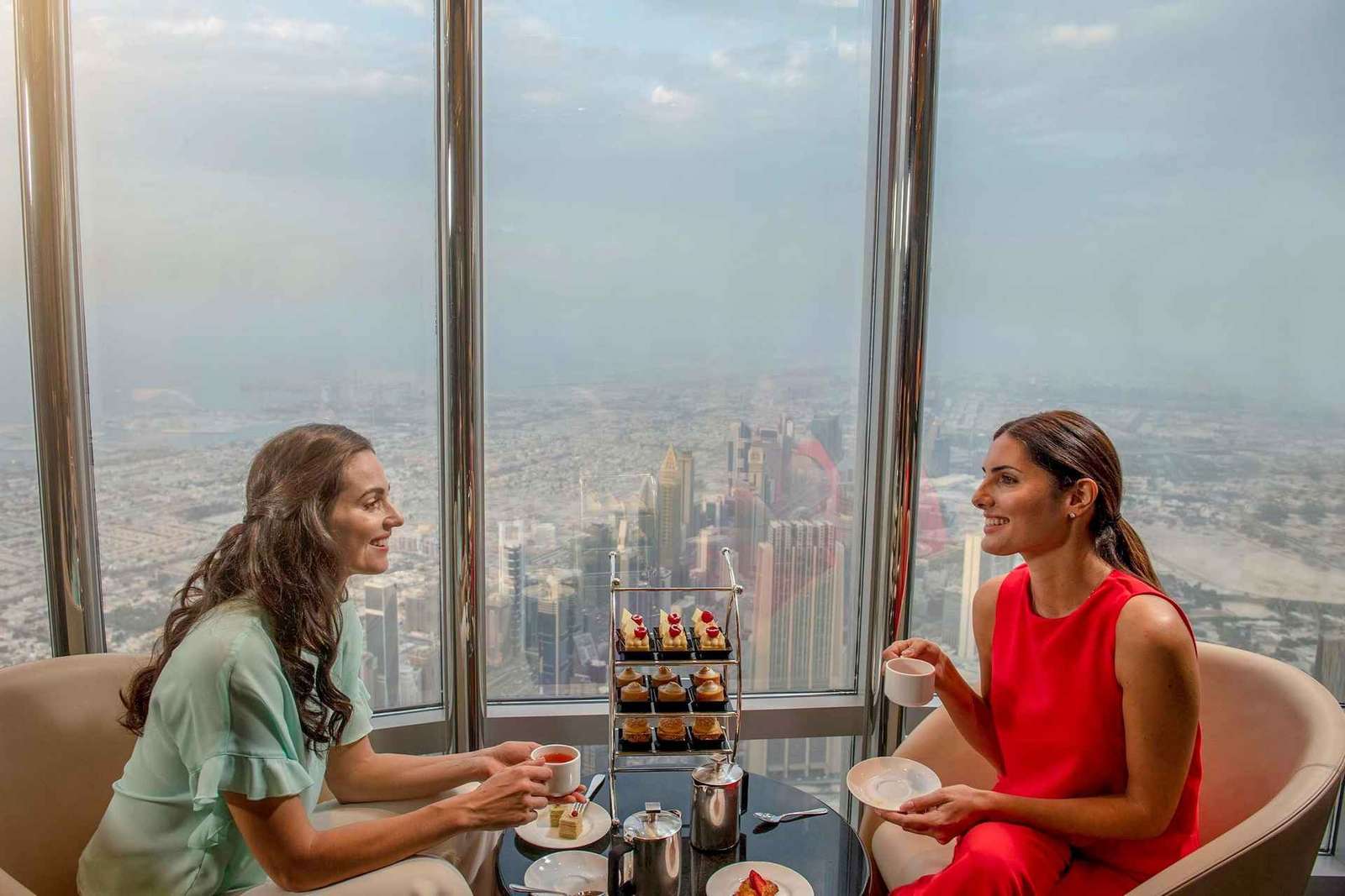 Dubaj: Bilet wstępu do Burj Khalifa "The Lounge" z lekkim posiłkiem