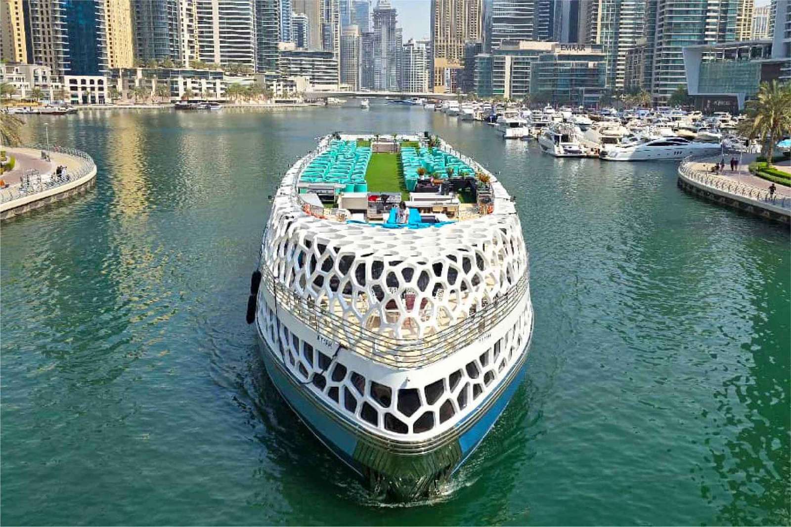 Dubaj: Rejs mega jachtem z kolacją w formie bufetu