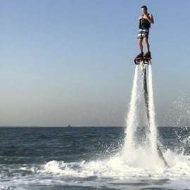 Dubaj: 30minutový let na flyboardu s výhledem na Burdž Al Arab
