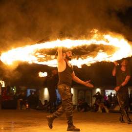 Dubaj: Wieczorne safari premium z grillem i show na żywo