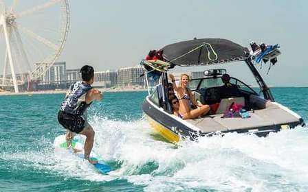 Dubai: Dubai Marina Wakesurfing or Wakeboarding Experience