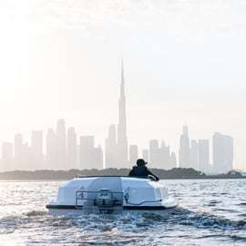 Dubaj: Rejs własnoręcznie kierowaną łodzią po Zatoce Dubajskiej – 5 osób