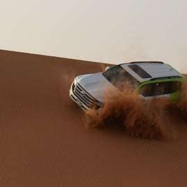 Dubaj: safari po czerwonych wydmach, przejażdżka na wielbłądach, sandboarding i kolacja