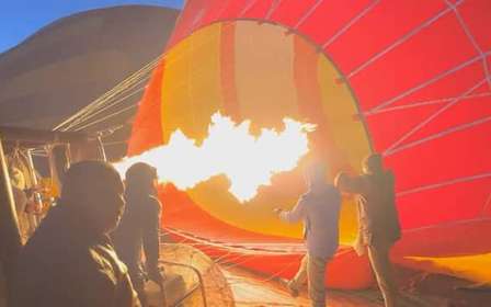 Dubaj: Balon na ogrzane powietrze z opcjami przejażdżki na wielbłądzie, quadem i konno