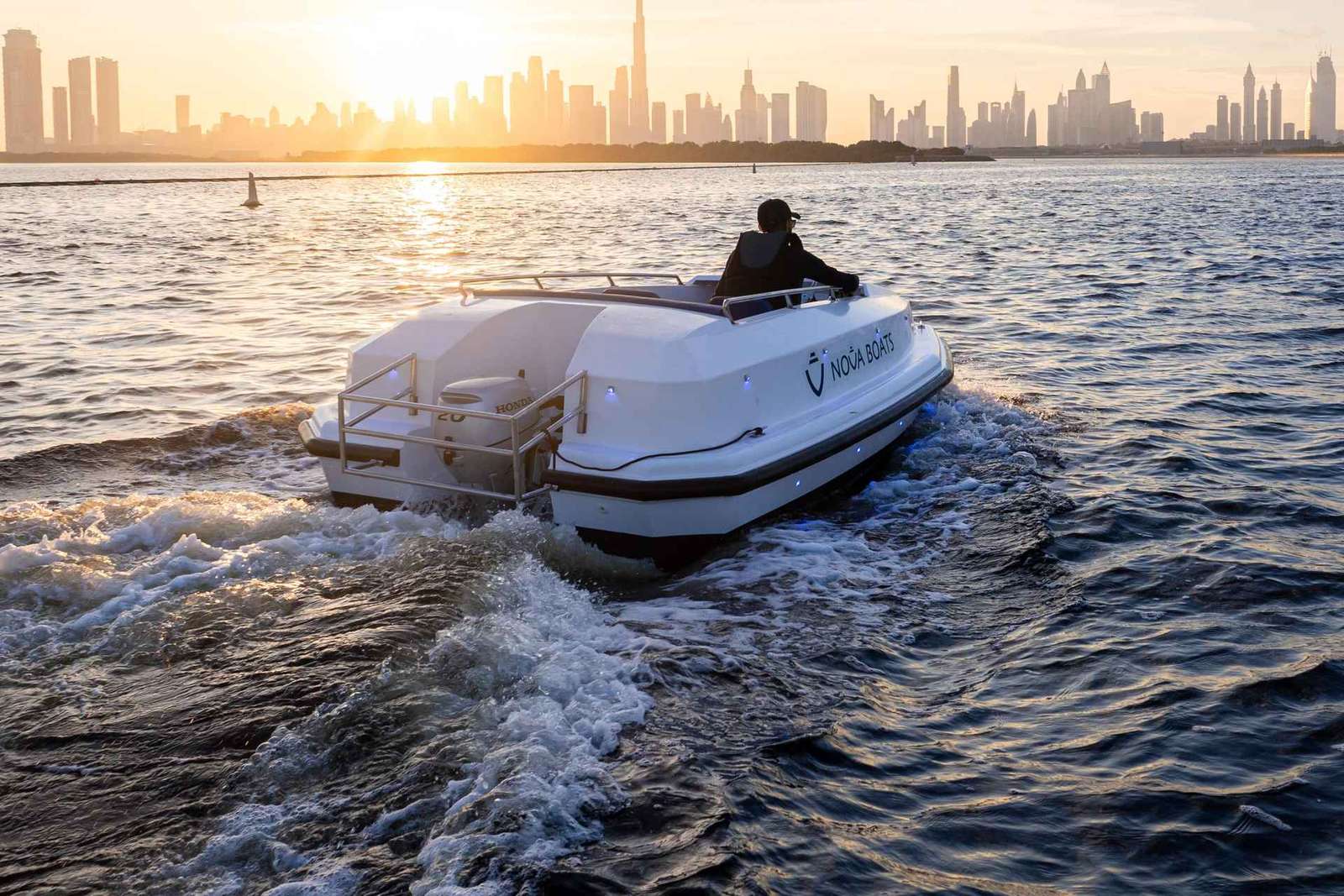 Dubaj: Rejs własnoręcznie kierowaną łodzią po Zatoce Dubajskiej – 5 osób