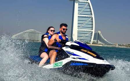 Europejska firma oferująca skutery wodne w Dubaju: przeżyj przygodę na skuterach wodnych do Burj