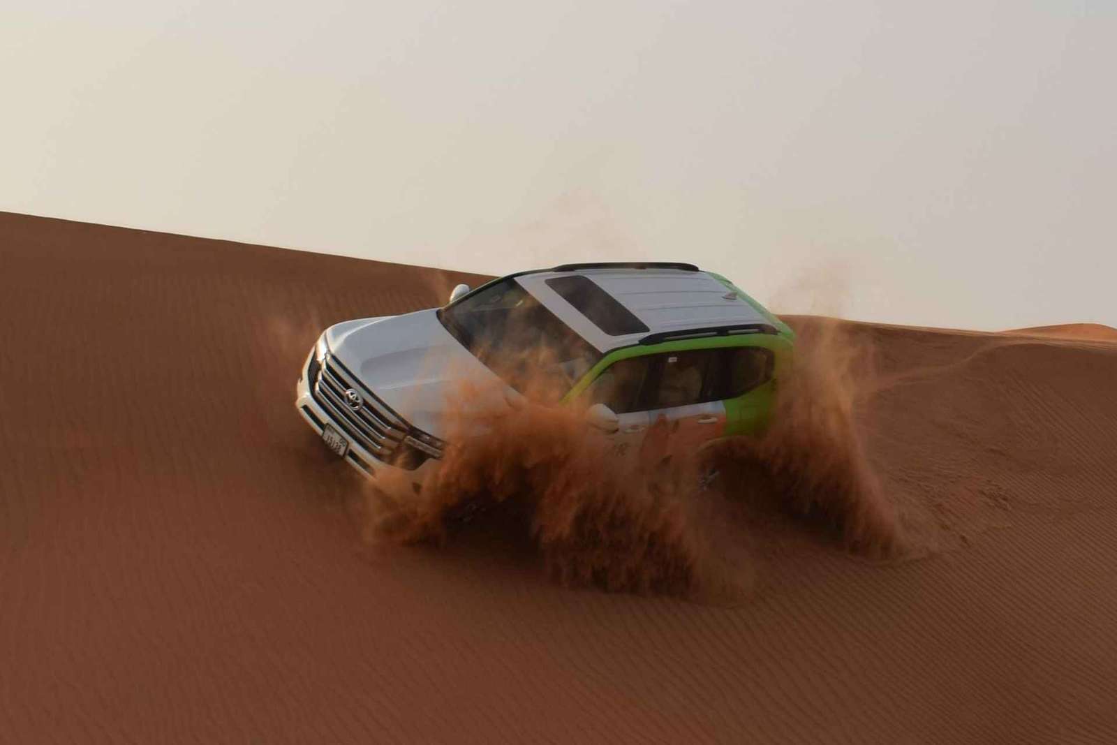 Dubaj: safari po czerwonych wydmach, przejażdżka na wielbłądach, sandboarding i kolacja