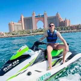 Dubaj: 30-minutowa wycieczka skuterem wodnym lub samochodem odrzutowym z widokiem na Burdż al-Arab
