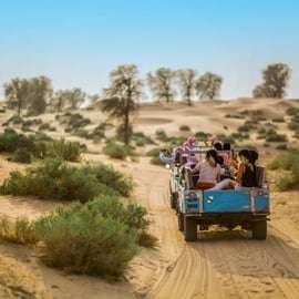 Dubaj: Safari w zabytkowym Land Roverze z kolacją