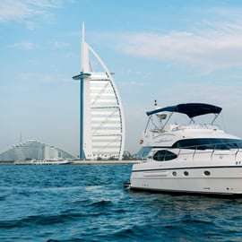 Dubaj: prywatny rejs jachtem z opcją dodania wykwintnego posiłku